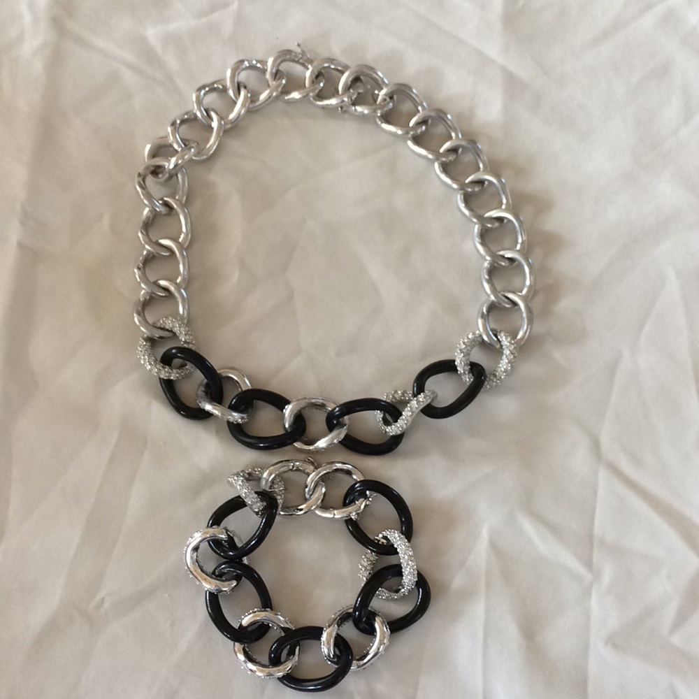 Necklace and bracelet set